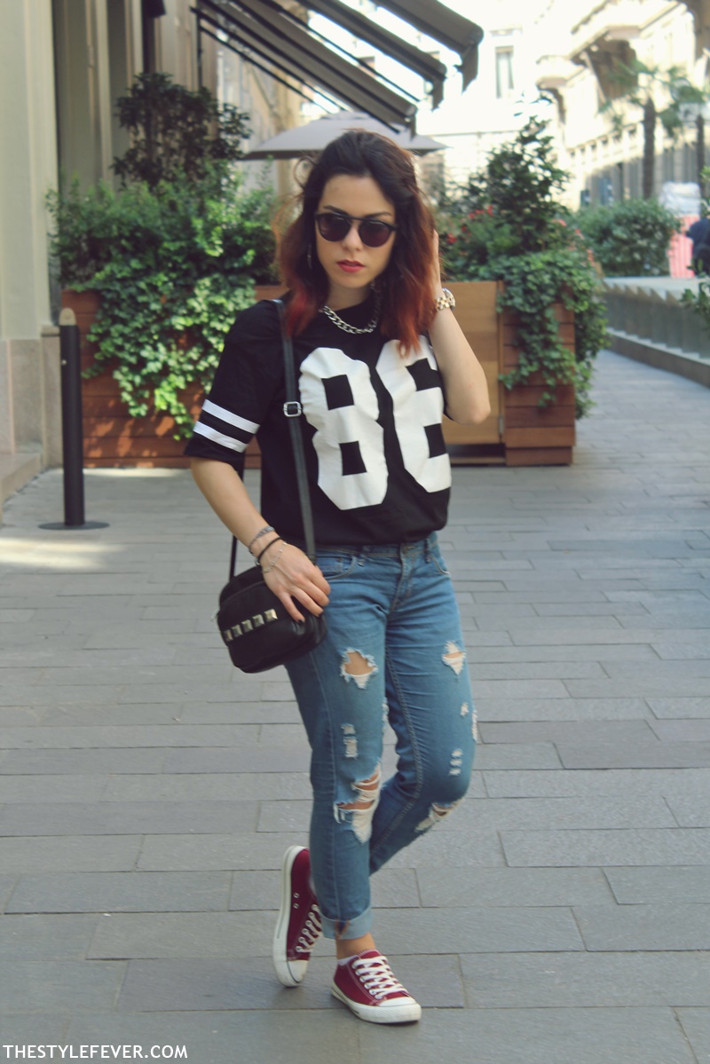 Outfit con jeans strappati, T-shirt e All Star | Mina Masotina
